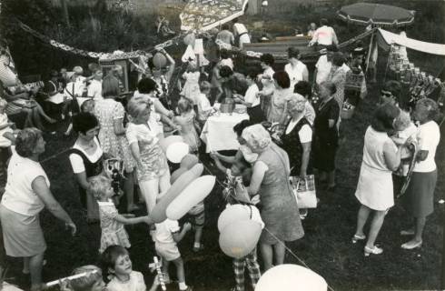 ARH Slg. Bartling 4140, Kinder hantieren mit aufgehängten Luftballons, Mütter und Großmütter nehmen Anteil beim Kinderfest im Spielkreis, Empede, 1971