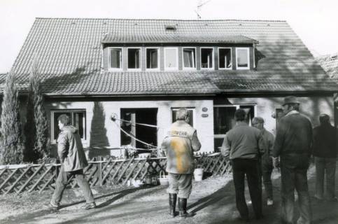 ARH Slg. Bartling 4144, Erfolgreiche Beendigung des Löscheinsatzes der Empeder Feuerwehr nach einem Brand in einem Einfamilienhaus, Empede (?), um 1985