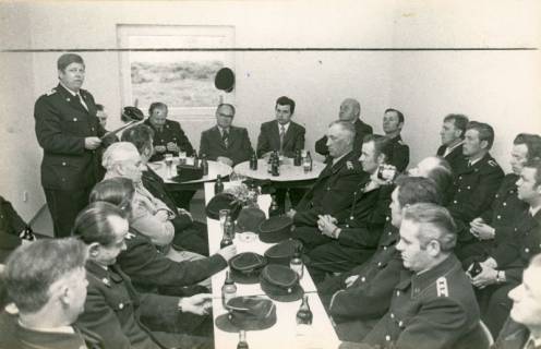 ARH Slg. Bartling 4146, Versammlung der Empeder Feuerwehr an Tischen sitzend mit Vertretern der Stadt Neustadt a. Rbge., 1974