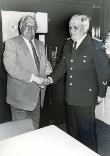 ARH Slg. Bartling 4147, Bürgermeister Henry Hahn gratuliert Fritz Wegner von der Feuerwehr Eilvese mit einem kräftigen Handschlag, Eilvese, um 1985
