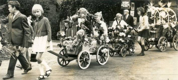 ARH Slg. Bartling 4149, Beteiligung der Kinder mit Blumen-geschmückten Bollerwagen beime Erntefestumzug, im Hintergrund Lehrer Alfred Odwald, Empede, 1969