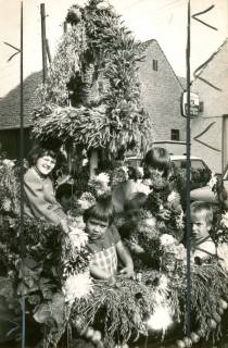 ARH Slg. Bartling 4151, Kinder auf einem Wagen unter der Erntekrone beim Erntefestumzug, Empede, 1970