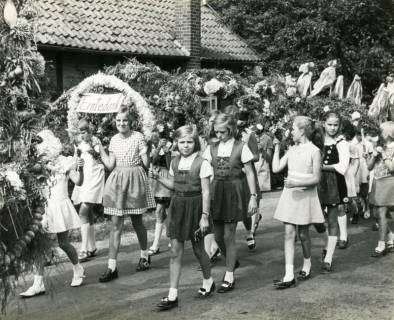 ARH Slg. Bartling 4153, Schulmädchen paarweise Blumenbögen in den Händen tragend beim Erntefestumzug, Empede, 1970