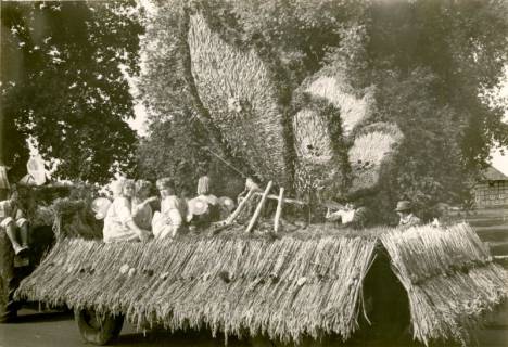 ARH Slg. Bartling 4161, Auf geschmücktem Wagen Mädchengruppe mit einem riesigen Schmetterling aus Ähren und Stroh beim Erntefestumzug, Empede,, um 1975