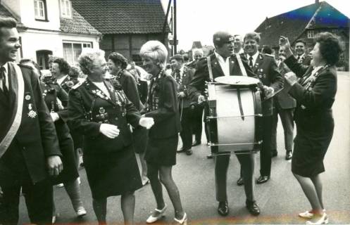 ARH Slg. Bartling 4166, Hochstimmung vor Beginn des Rundmarsches, Schützinnen übernehmen die Leitung der musikalischen Begleitung des bevorstehenden Umzugs, Empede, 1971