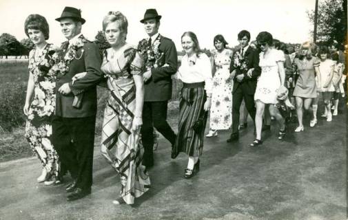ARH Slg. Bartling 4168, Die Schützenkönige ziehen begleitet von Hofdamen und verfolgt vom Volk in geordnetem Umzug durch die Straßen, Empede, 1972