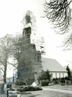 ARH Slg. Bartling 4182, Erneuerung des eingerüsteten Kirchturms, Blick von Westen, Hagen, um 1990