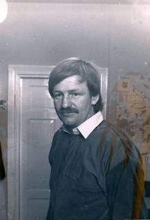 ARH Slg. Bartling 4189, Porträt Friedrich Noack, Ratsherr und Ortsbürgermeister in Hagen vor einer Wand mit dem Stadtplan von Neustadt a. Rbge., Hagen, um 1990
