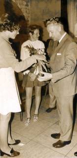 ARH Slg. Bartling 4190, Wilfried Hasselmann, MdL (CDU), Niedersächsischer Minister für Ernährung, Landwirtschaft und Forsten, erhält bei seinem Besuch von einer jungen Dame einen Blumenstrauß, Hagen, 1969
