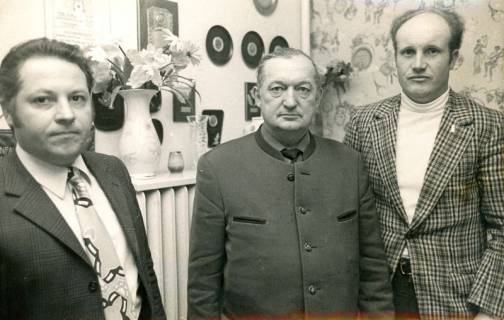 ARH Slg. Bartling 4194, Henry Hahn in Trachtenjacke zwischen Klaus Zimpel (l.) und Wilfried Hoffmeyer vor einer Wand mit Schützen-Siegertrophäen, Hagen, 1972