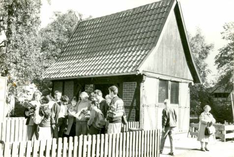 ARH Slg. Bartling 4198, Neubau eines Wartehäuschens an der Bushaltestelle, Gruppe von jungen Leuten, die vor dem fertiggestellten Unterstand auf den Bus warten, Hagen, um 1973