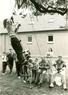 ARH Slg. Bartling 4199, Versuch eines Kindes, vor Zuschauern auf einer Strickleiter am Ast eines Baumes hängende Preise zu holen beim Kinderfest, Hagen, um 1973