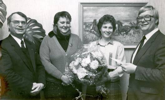 ARH Slg. Bartling 4202, Überreichung eines Blumenstraußes an zwei Damen und Pastor Adolf Höhle durch den Leiter der Volksbankfiliale Werner Brauner, Mariensee, um 1990