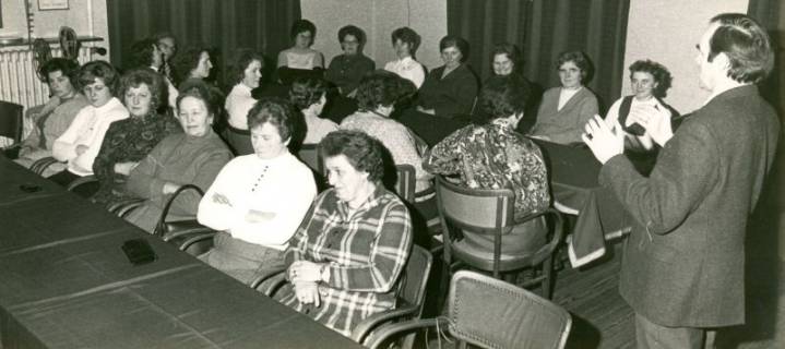ARH Slg. Bartling 4206, Vortrag von N. N. vor an Tischen sitzenden Frauen über Betäubungsmittel und ihre Gefahr, Hagen, 1972