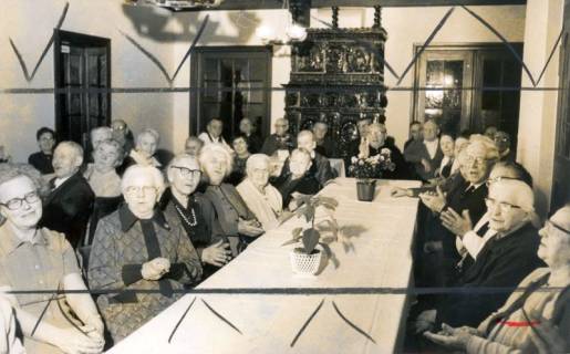 ARH Slg. Bartling 4216, Fröhliches Zusammensein an langen Tischen bei einem unterhaltsamen Programm im Foyer des Kreisaltersheims, Hagen, 1975