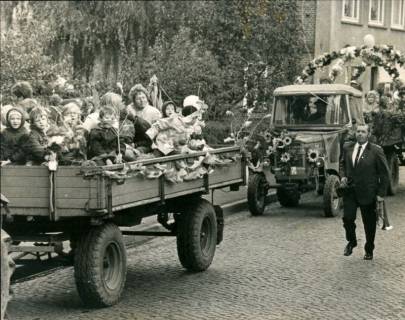 ARH Slg. Bartling 4220, Anhänger mit Kindern, dahinter Treckergespann mit Blumenkrone beim Erntefestumzug, Hagen, 1972