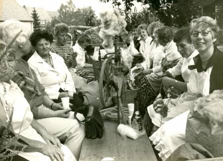 ARH Slg. Bartling 4221, Anhänger, besetzt mit strickenden und spinnenden Frauen in Sonntagsschürze beim Erntefestumzug, Hagen, um 1972