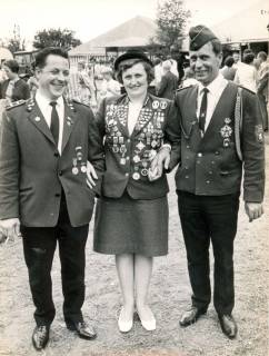 ARH Slg. Bartling 4224, Gruppenporträt mit der Schützenkönigin Margot Koch (M.), begleitet von Klaus Zimpel (l.) und Wilfried Cordes (r.) beim Schützenfest, Hagen, 1969