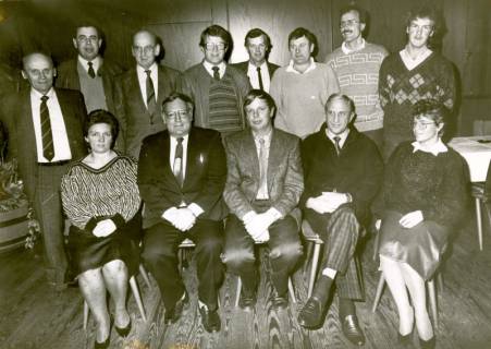 ARH Slg. Bartling 4245, Ortsrat mit Ortsbürgermeister Heiner Dohrmann (M.), Gruppenporträt, Helstorf, um 1980