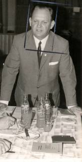 ARH Slg. Bartling 4247, Bürgermeister Herbert Kluth bei einer Rede, stehend hinter einem Tisch mit Limonadenflaschen, Helstorf, 1969