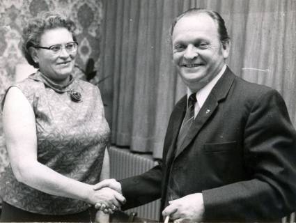 ARH Slg. Bartling 4251, Helstorfs Bürgermeister Herbert Kluth reicht der Ratsfrau Hilda Malycha die Hand, Helstorf, 1972