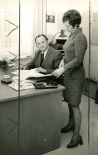 ARH Slg. Bartling 4252, Vorlage einer Akte dem Helstorfer Bürgermeister Herbert Kluth durch Sekretärin Adelinde Schroeder, Helstorf, 1972