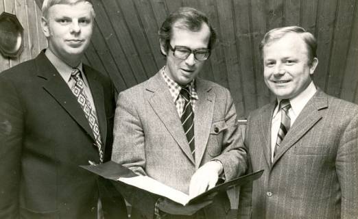 ARH Slg. Bartling 4253, Gruppenbild von Dohrmann, Baudezernent Sigurd Trommer (mit aufgeschlagener Akte in der Hand), Henkel, Helstorf, 1974