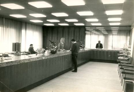 ARH Slg. Bartling 4254, Neue Räume der Spar- und Darlehnskasse, Blick in die Schalterhalle, Helstorf, 1969