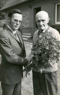 ARH Slg. Bartling 4256, Überreichung eines Blumenstraußes an N. N. (r.) durch den Leiter der Spar- und Darlehnskasse Quirling, Helstorf, ohne Datum
