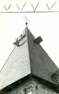 ARH Slg. Bartling 4264, Reparaturarbeiten am Schiefer-gedeckten Turmhelm der Kirche, Helstorf, 1974