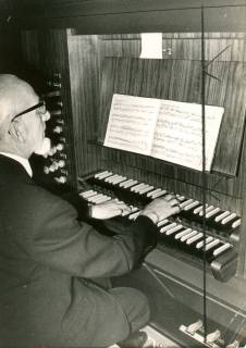 ARH Slg. Bartling 4265, Organist Hermann Stahlbusch beim Spielen auf der Orgel (mit zwei Manualen) in der Kirche, Helstorf, 1972