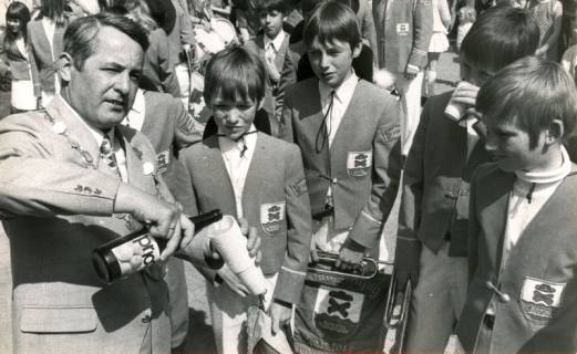 ARH Slg. Bartling 4271, Schützenkönig Hans Mehnert spendiert den jungen Mitgliedern des Helstorfer Fanfarenzugs einen Becher voll Apfelsaft, Helstorf, 1972