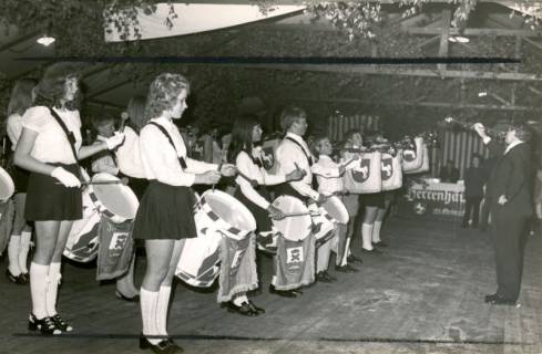 ARH Slg. Bartling 4274,  Auftritt des Helstorfer Fanfarenzugs im Festzelt, Blick von vorn links auf die Trommlerinnen, rechts der Tambourmajor, Helstorf, 1971