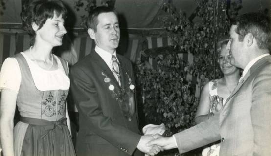 ARH Slg. Bartling 4280, Glückwunsch an den Schützenkönig Gerd Müller und seine Frau Ute durch den 1. Vorsitzenden Mehnert im Festzelt beim Schützenfest, Helstorf, 1971
