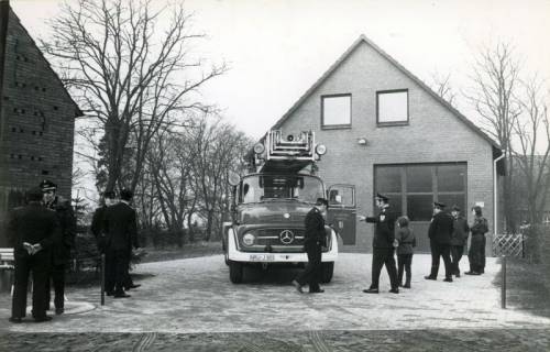ARH Slg. Bartling 4287, Feuerwehrauto mit Drehleiter, Mercedes-Benz L322 auf dem Platz vor dem neuen Feuerwehrgerätehaus, Helstorf, 1974