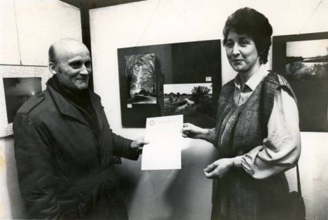 ARH Slg. Bartling 4291, Überreichung einer Urkunde in einem Fotowettbewerb an Hauptlehrer Harro von Wissmann durch Ratsfrau Ursula Baldauf, Helstorf, um 1970