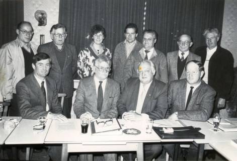 ARH Slg. Bartling 4292, Gruppenbild mit dem Neustädter Bürgermeister Henry Hahn (vorn 2. v. r.) inmitten des Ortsrates, Laderholz, um 1975