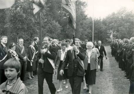 ARH Slg. Bartling 4295, Zwei Fahnenträger als Spitze einer Ehrenmarsch-Abordnung aus Laderholz beim Kreisschützenfest, Mardorf, um 1980