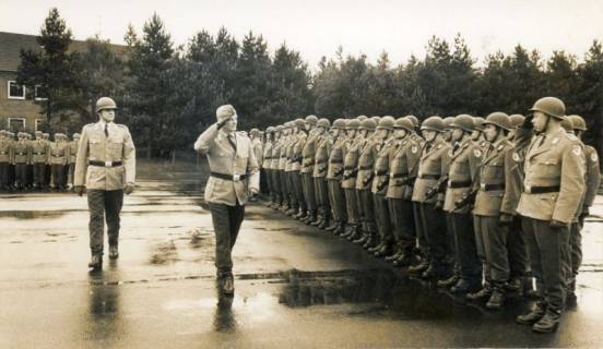 ARH Slg. Bartling 4306, Abschreiten der Front der auf dem Exerzierplatz der Kaserne angetretenen Soldaten durch den Bataillonskommandeur (?), Luttmersen , 1969