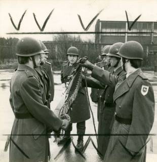 ARH Slg. Bartling 4308, Feierliches Gelöbnis / Vereidigung, Nationalflagge bei der Absenkung zwischen die Gruppe von sechs zu vereidigenden Rekruten, Luttmersen, 1973