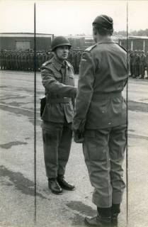 ARH Slg. Bartling 4311, Übergabe des Kommandos von N. N. an den neuen Bataillonskommandeur Baum (l.) auf dem Exerzierplatz der Kaserne, Luttmersen, 1970