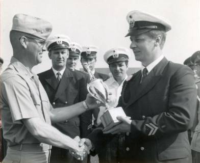 ARH Slg. Bartling 4312, Überreichung eines Schieß-Pokals an einen Oberbootsmann im Beisein von vier weiteren Marinesoldaten durch N. N., Luttmersen, 1969