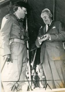 ARH Slg. Bartling 4313, Überreichung eines Geschenks an den den britischen Premierminister a. D. (?) Edward Heath bei einem Biwak durch Oberstleutnant Weber (l.), Bataillonskommandeur aus Luttmersen, in Arbeitsuniform, Luttmersen, um 1975