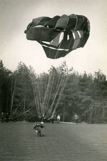 ARH Slg. Bartling 4316, Landung eines Fallschirmspringers auf dem Standortübungsplatz, Luttmersen, um 1975