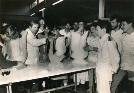 ARH Slg. Bartling 4318, Eine Gruppe von ausländischen Köchen lernt die Kunst, eine Eisplastik herzustellen, Luttmersen, um 1975