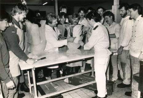 ARH Slg. Bartling 4319, Eine Gruppe von ausländischen Köchen lernt die Kunst, eine Eisplastik herzustellen, Luttmersen, um 1975