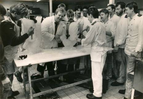 ARH Slg. Bartling 4320, Eine Gruppe von ausländischen Köchen lernt die Kunst, eine Eisplastik herzustellen, Luttmersen, um 1975