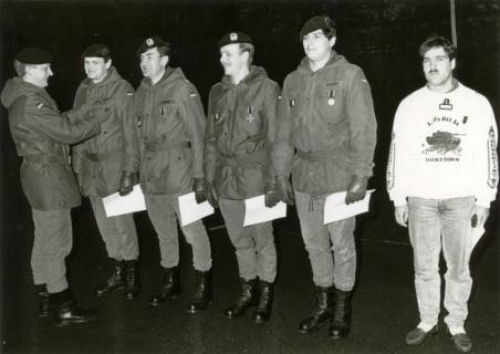 ARH Slg. Bartling 4327, Verleihung von Orden an vier Soldaten in Uniform und einen Reservisten in Zivil (die in Linie stehen) durch N. N., Luttmersen, um 1985