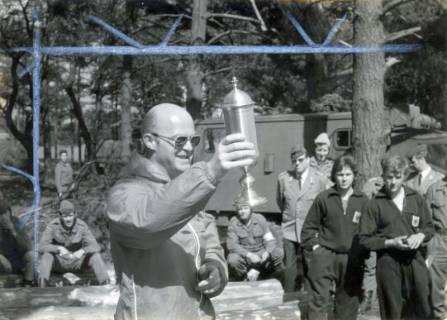 ARH Slg. Bartling 4328, Überreichung eines Pokals an die Sieger bei einem Wettbewerb im Gelände durch Oberstleutnant Stammel, Luttmersen, 1973