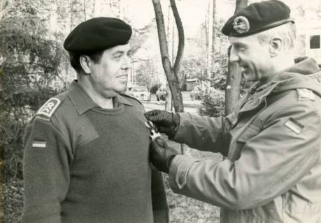 ARH Slg. Bartling 4331, Verleihung eines Ehrenkreuzes an Stabsfeldwebel N. N. durch OTL Streibel (?), Luttmersen, um 1985